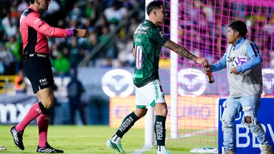 ¡Atención aquí! Afición de León lanzó una botella de vidrio a Henry Martín