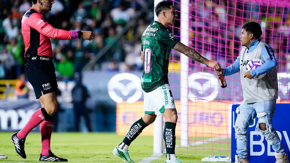 ¡Atención aquí! Afición de León lanzó una botella de vidrio a Henry Martín