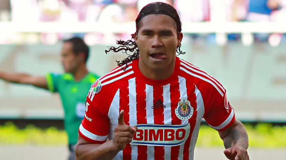 El "Gullit" Peña llegó a Chivas en 2016 como un fichaje estrella millonario. / @gullitpena_27
