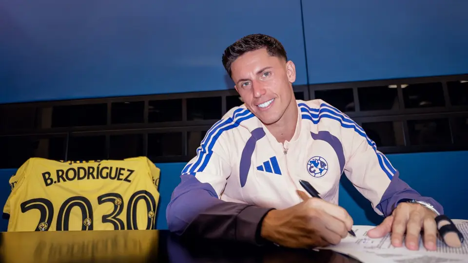 Brian Rodríguez en la firma de su nuevo contrato con América | X: @clubamerica