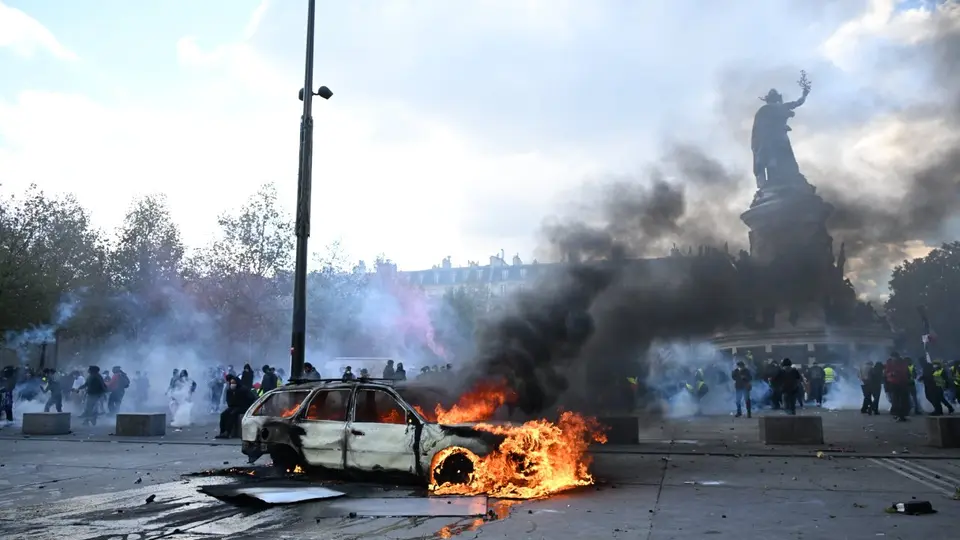 Un auto en llamas durante las protestas en la Plaza de la República en Francia | AP