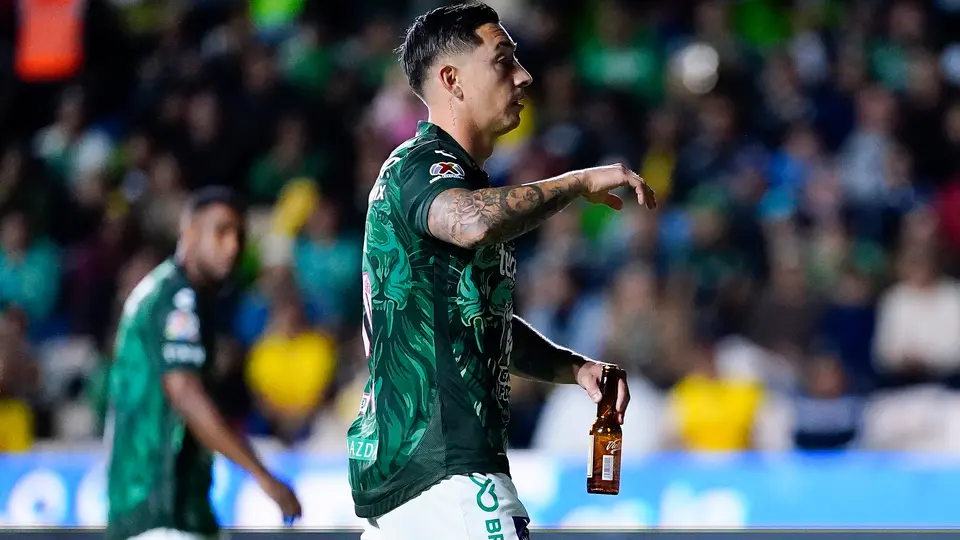 Rodrigo Echeverría saca la botella lanzada a las Águilas en el Nou Camp | Imago7