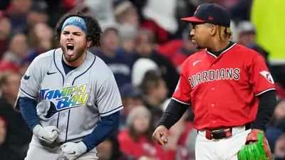 Jonathan Aranda brilla a la ofensiva y Rays empatan la Serie de Campeonato ante Cleveland