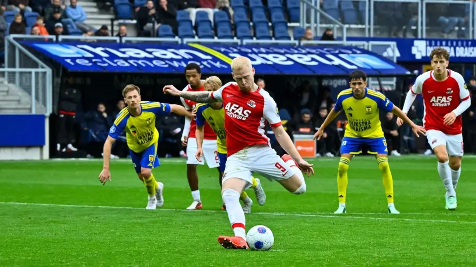 Mexx Meerdink en el penal que le dio el empate a AZ Alkmaar ante Cambuur | AFP