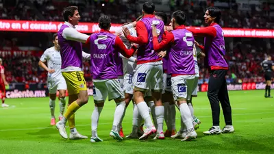 Futbolistas del Atlético de San Luis regalaron sus playeras tras empate ante Toluca
