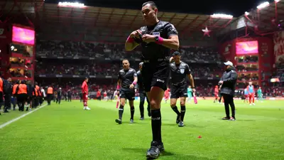 Afición de Toluca trató de agredir al Gato Ortiz tras el empate entre Toluca y San Luis