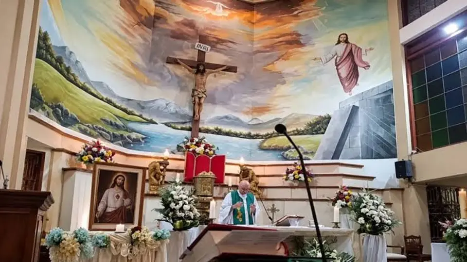VIDEO: Sacerdote muere aplastado por una cruz en plena misa en Ecuador