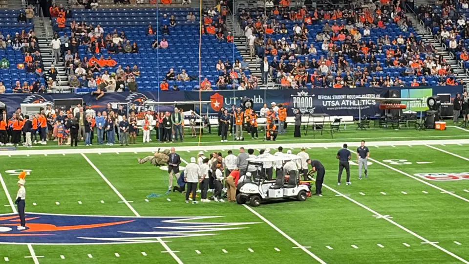 Militar cae desde el techo del Alamodome durante ceremonia previa a un partido de futbol americano