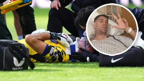 Dibu Martínez manda mensaje tras ser operado de la mandíbula: “En unas semanas volvemos”
