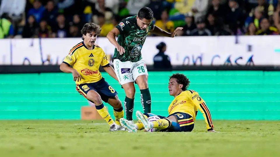 Carlos Álvarez y Alejandro Zendejas de América pelean el balón con Salvador Reyes de León | Imago7