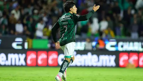 ¿Malagón pudo hacer más? Iván Moreno recorta distancias ante América con un auténtico 'bombazo'