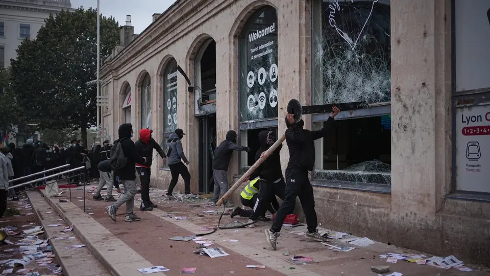 Manifestantes en Francia destruyen los ventanales en oficinas de turismo | AP