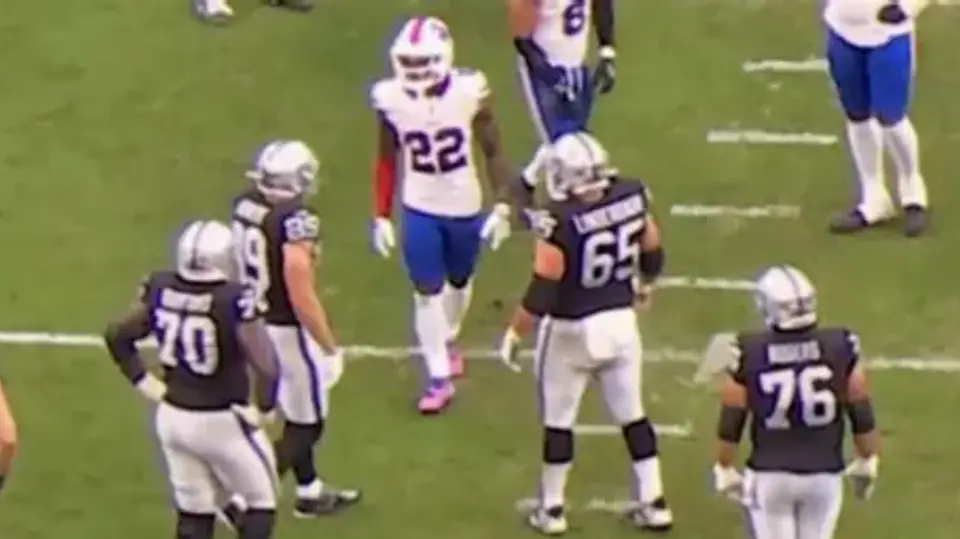 C.J. Gardner-Johnson lanzó un escupitajo contra jugadores de Raiders | Captura
