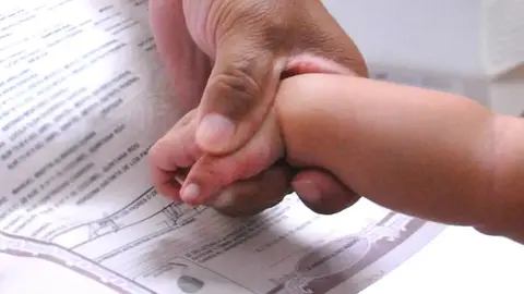 ¿Primero el de mamá o el de papá? SCJN permite elegir el orden de los apellidos