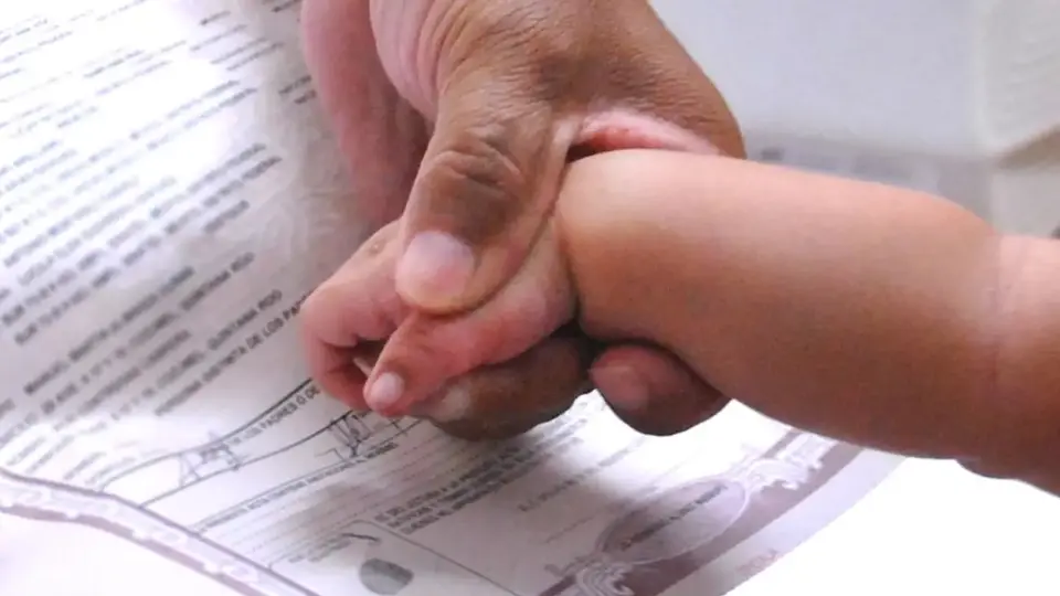 ¿Primero el de mamá o el de papá? SCJN permite elegir el orden de los apellidos