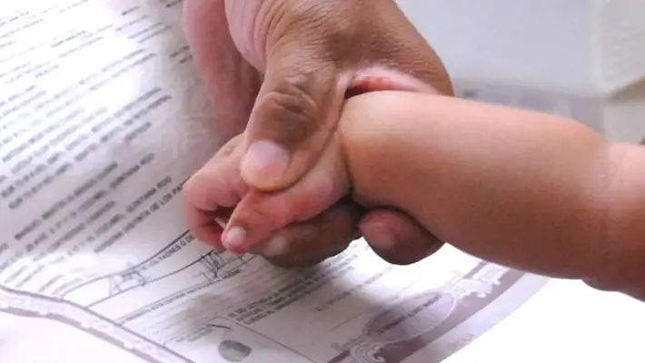 ¿Primero el de mamá o el de papá? SCJN permite elegir el orden de los apellidos