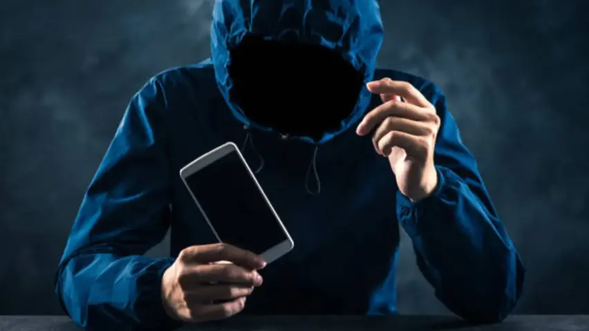 Los estafadores utilizan números que aparentan ser oficiales para contactar a beneficiarios en distintos estados del país. / iStock