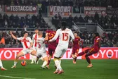 Genoa de Johan Vásquez es goleado por la Roma para cerrar el 2025
