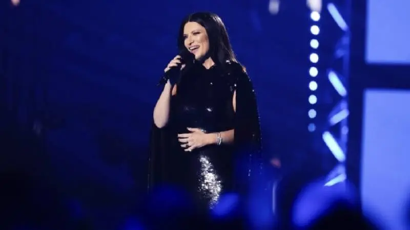 Durante su gira internacional, Laura Pausini protagonizó un momento inesperado al detener su presentación. / AP