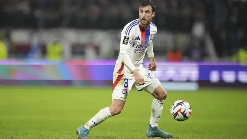 Nicolás Tagliafico recibe brutal patada en el pecho durante el Lyon vs Mónaco