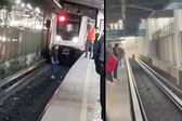 VIDEOS / Caos en el Metro CDMX: Hombres bajan a las vías en las Línea B y Línea 2
