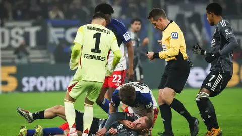 Bundesliga reconoce a joven jugador de 18 años por auxiliar a rival cuando sufrió un accidente