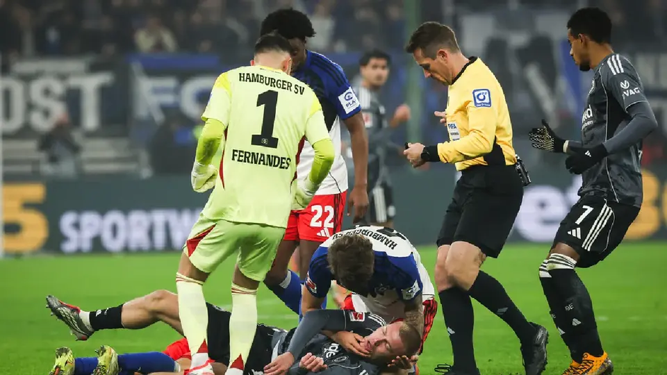 Bundesliga reconoce a joven jugador de 18 años por auxiliar a rival cuando sufrió un accidente