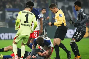 Bundesliga reconoce a joven jugador de 18 años por auxiliar a rival cuando sufrió un accidente