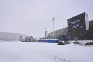 Los Buffalo Bills convocan a aficionados para palear nieve del Highmark Stadium