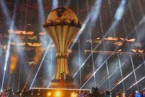 ¡Momentazo! Jugador finge lesión y silbante lo amenaza con expulsarlo si no se sube a una camilla