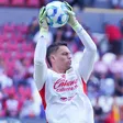 Óscar Whalley, portero de Chivas, falla y Jesús Brígido, exrojiblanco, anota para UDG