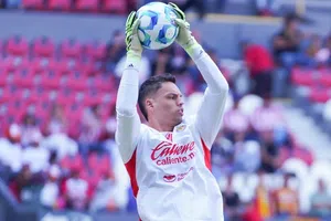 Óscar Whalley, portero de Chivas, falla y Jesús Brígido, exrojiblanco, anota para UDG