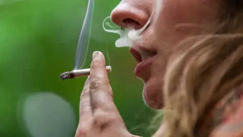 Adultos consumen más drogas que los adolescentes en México, revela encuesta