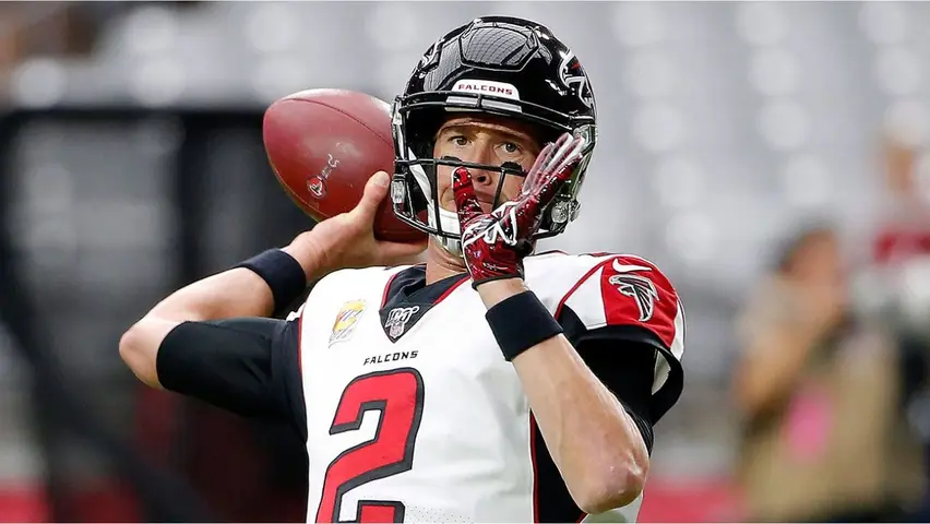 Matt Ryan volverá a los Atlanta Falcons, aunque ahora fuera del emparrillado | AP
