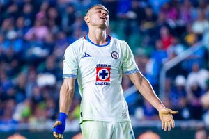 Giakoumakis interesa a más europeos; Cruz Azul espera