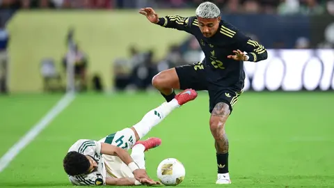 Julian Araujo busca salir de la Premier League y está en el radar de un histórico de Europa