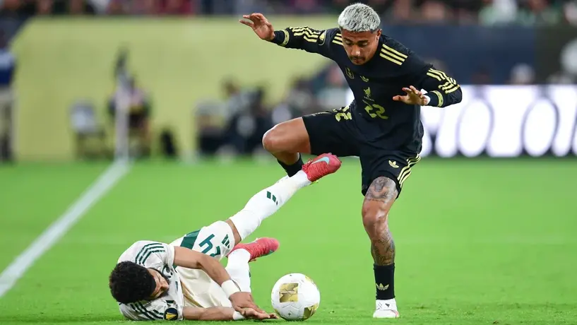 Julian Araujo busca salir de la Premier League y está en el radar de un histórico de Europa