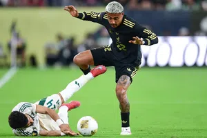 Julian Araujo busca salir de la Premier League y está en el radar de un histórico de Europa