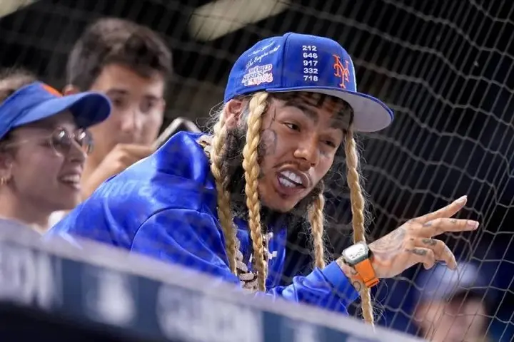 El rapero Tekashi 6ix9ine, se encontraba en prisión en el Metropolitan Detention Center (MDC) de Brooklyn. / AP