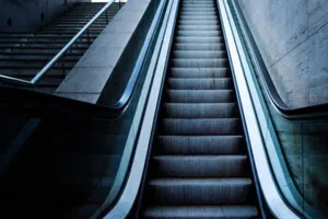 Niño pierde un dedo del pie tras accidente en escalera eléctrica del WTC en CDMX