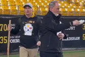 Tradiciones de Pensilvania: Sacerdote bendice el campo de los Steelers previo al juego contra Baltimore
