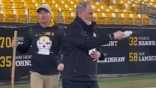 Tradiciones de Pensilvania: Sacerdote bendice el campo de los Steelers previo al juego contra Baltimore