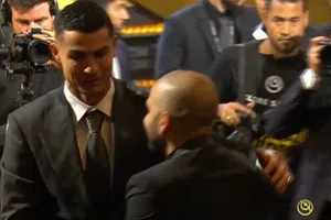 Cristiano Ronaldo y Dani Alves: El reencuentro que paralizó los Globe Soccer Awards