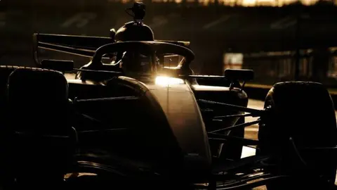 Checo Pérez se ilusiona tras estrenar el monoplaza Cadillac de F1: "Esto es solo el inicio"