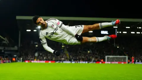 Raúl Jiménez responde ante acusaciones de trampa por gol ante Tottenham
