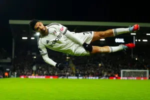 ¡De lujo! Así fue el golazo de Raúl Jiménez con icónico festejo en triunfo del Fulham ante el Chelsea