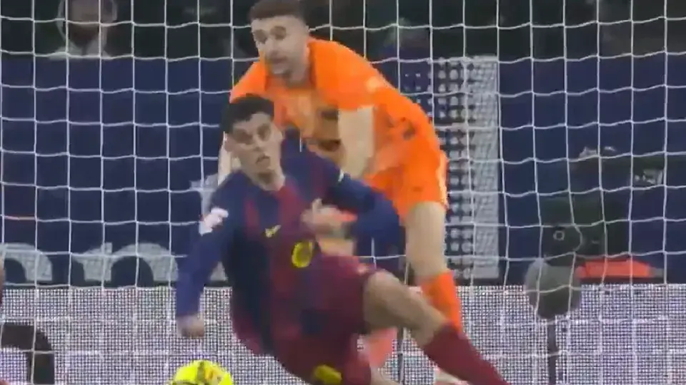 Una ayudadita: Joan García empujó a Gerard Martín para tapar un disparo ante el Espanyol