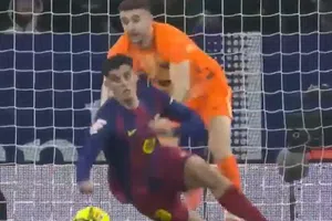 Una ayudadita: Joan García empujó a Gerard Martín para tapar un disparo ante el Espanyol