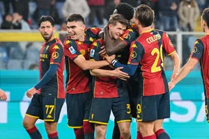 Genoa de Johan Vásquez golea a Cagliari y se alejan de la zona de descenso