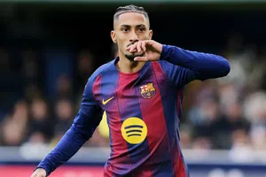 ¡Santa Claus llegó a Porto Alegre! Raphinha regala juguetes y causa furor en su ciudad natal